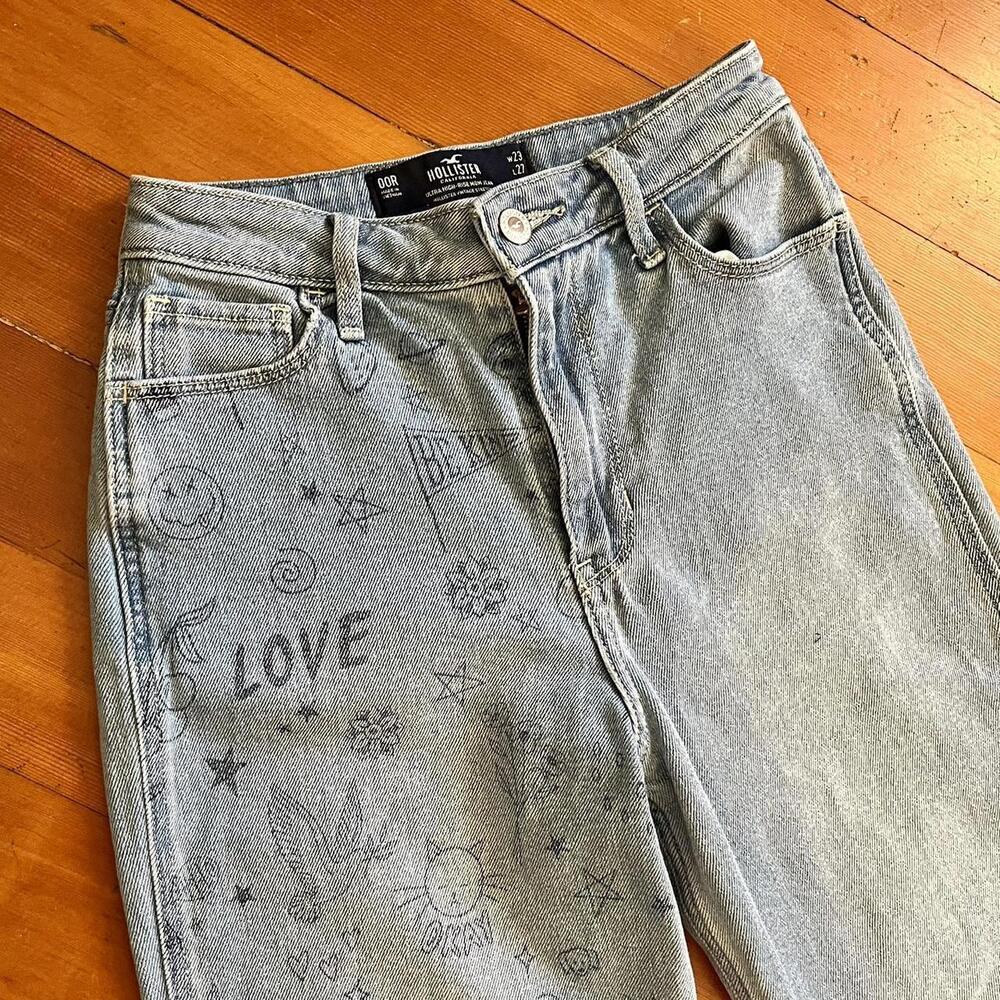 Hollister Co. Ultra High-Rise Mom Jeans w/ Doodle Print - W23 L27 (00R Size)